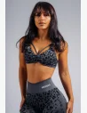 Sportovní podprsenka PRIMAL s leopardím vzorem nabídne střední oporu, seamless pohodlí a výrazný look na trénink i vrstvení.