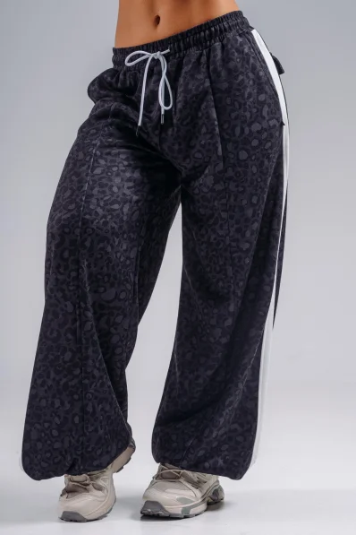 NEBBIA Baggy tepláky s leopardím vzorem PRIMAL černé