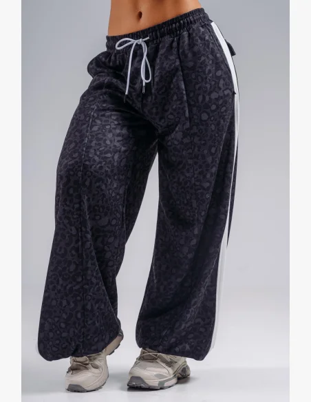 NEBBIA Baggy tepláky s leopardím vzorem PRIMAL černé