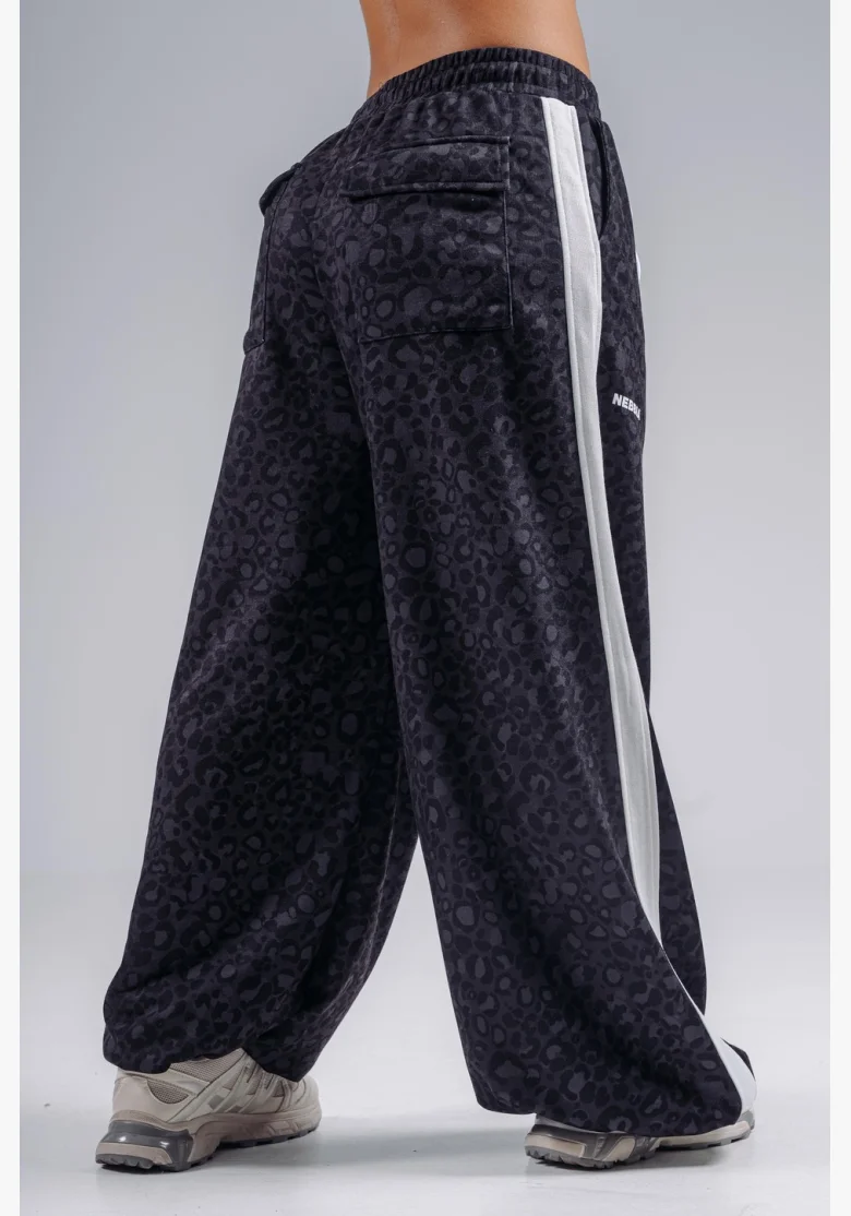 NEBBIA Baggy tepláky s leopardím vzorem PRIMAL černé
