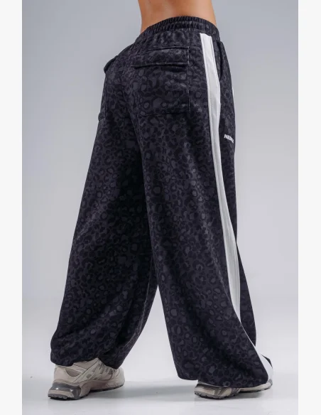 NEBBIA Baggy tepláky s leopardím vzorem PRIMAL černé