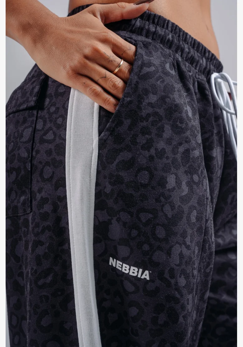 NEBBIA Baggy tepláky s leopardím vzorem PRIMAL černé