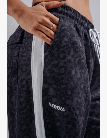 NEBBIA Baggy tepláky s leopardím vzorem PRIMAL černé