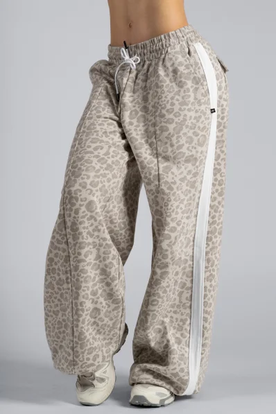 NEBBIA Baggy tepláky s leopardím vzorem PRIMAL krémové