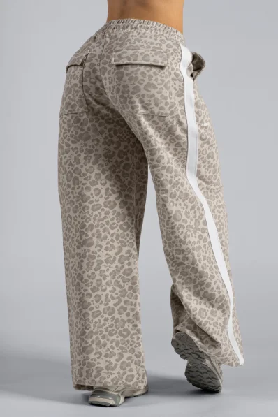 NEBBIA Baggy tepláky s leopardím vzorem PRIMAL krémové 2