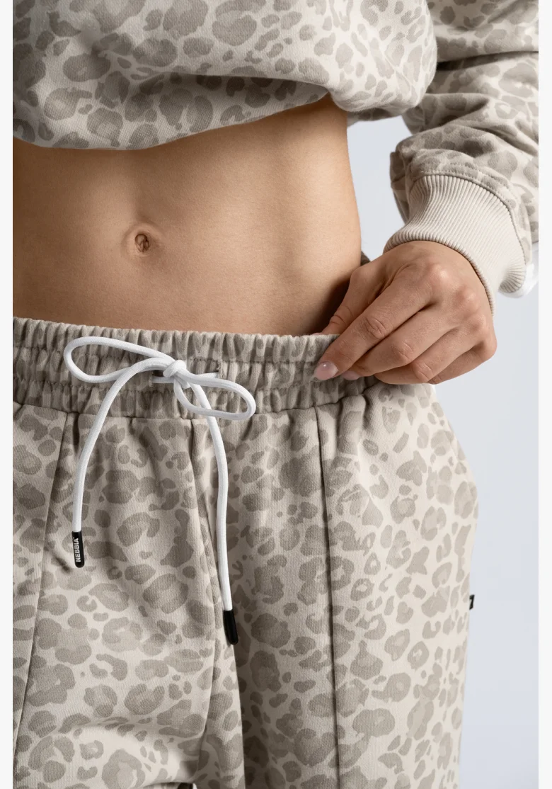 NEBBIA Baggy tepláky s leopardím vzorem PRIMAL krémové