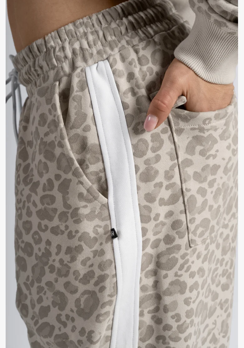 NEBBIA Baggy tepláky s leopardím vzorem PRIMAL krémové