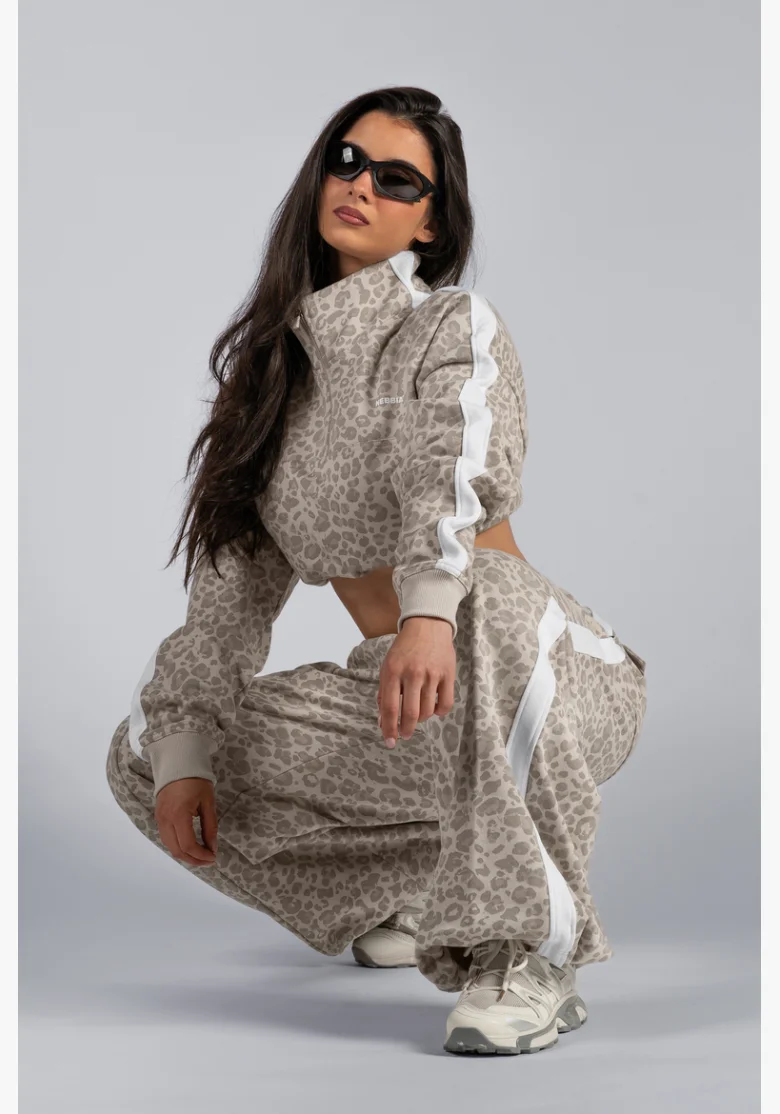 NEBBIA Baggy tepláky s leopardím vzorem PRIMAL krémové