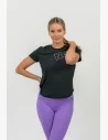 Řekněme si pravdu že nejčastěji nosíte do fitka nebo ven triko s krátkým rukávem. A tím je toto triko pro tebe nejlepší volba, když nevíš co si vybrat od značky NEBBIA.