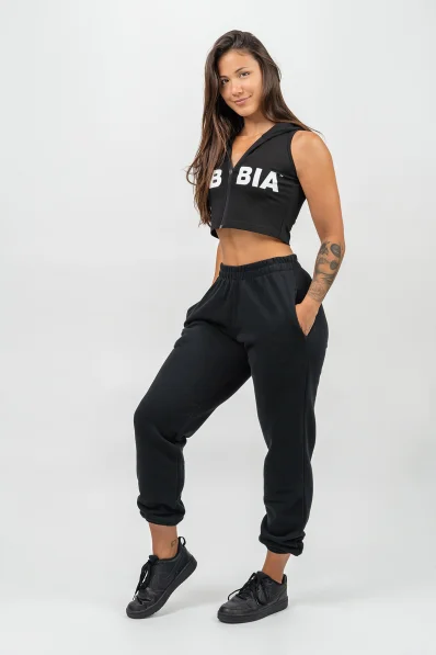 NEBBIA • Crop mikina bez rukávů MUSCLE MOMMY černá • Nebshop.cz