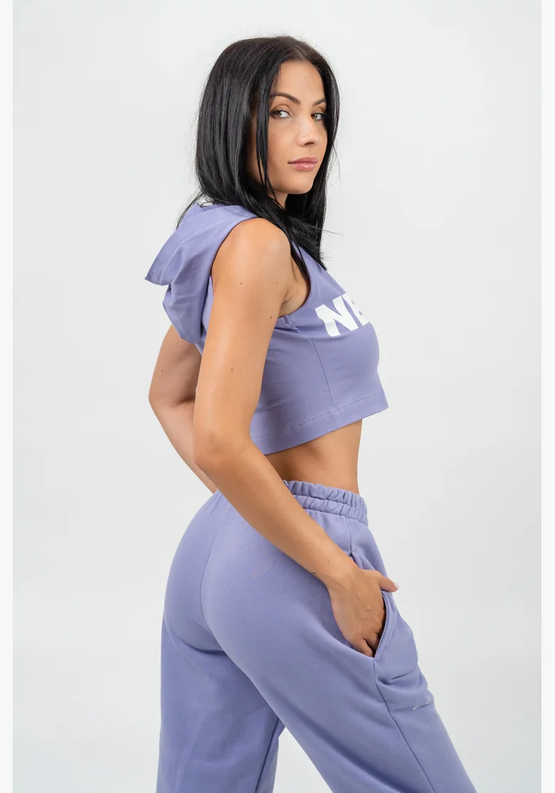 NEBBIA • Crop mikina bez rukávů MUSCLE MOMMY fialova • Nebshop.cz