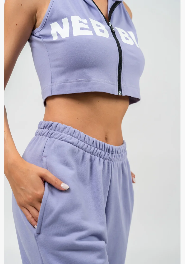 NEBBIA • Crop mikina bez rukávů MUSCLE MOMMY fialova • Nebshop.cz