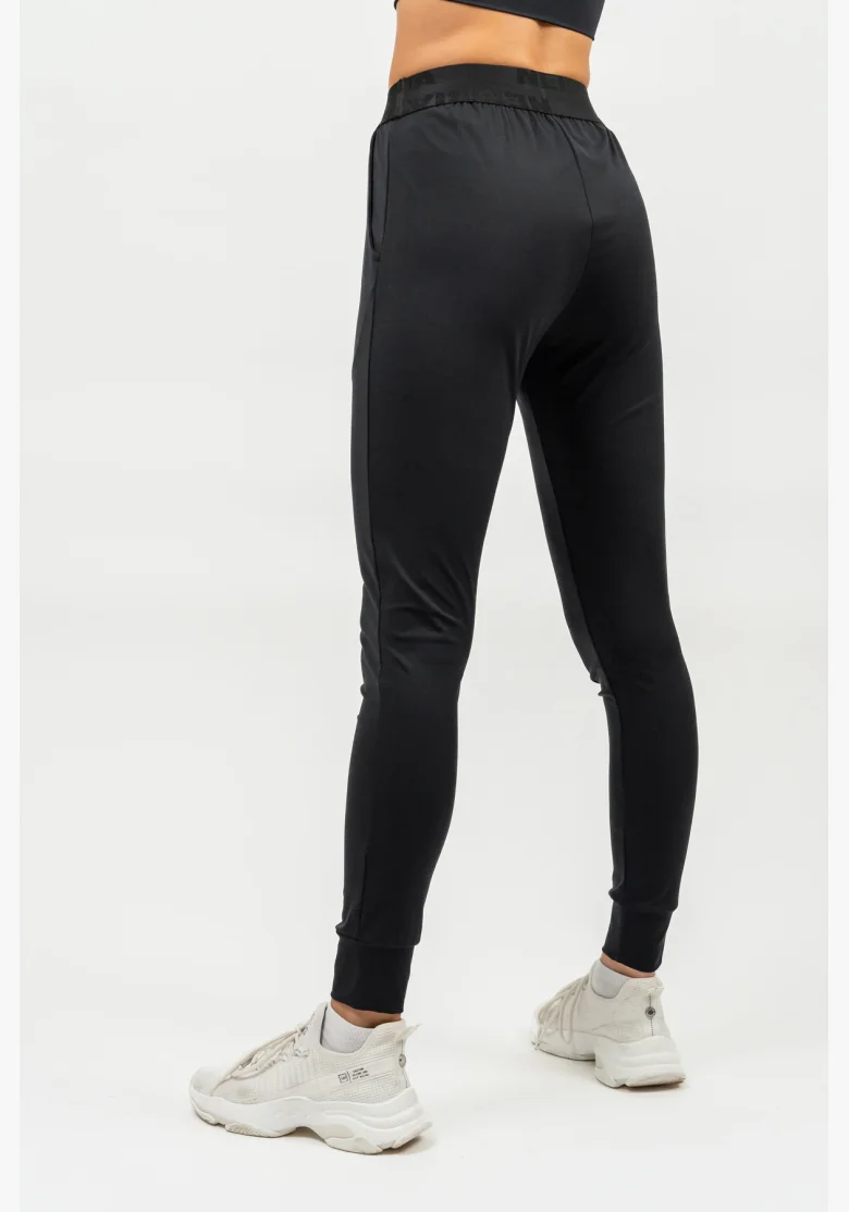 NEBBIA • Slim fit legíny s kapsami GYM SPIRIT černá • Nebshop.cz