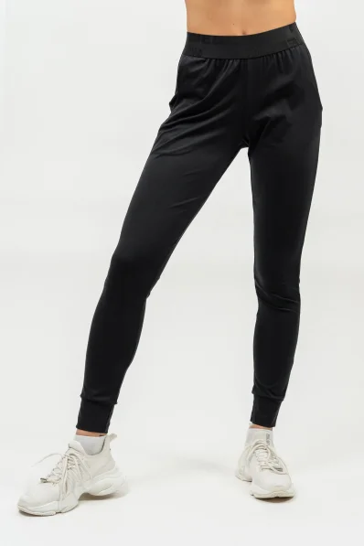 NEBBIA • Slim fit legíny s kapsami GYM SPIRIT černá • Nebshop.cz