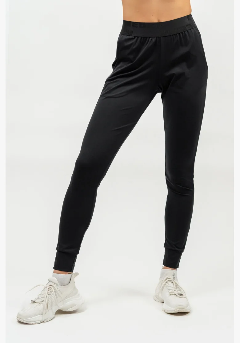 NEBBIA • Slim fit legíny s kapsami GYM SPIRIT černá • Nebshop.cz