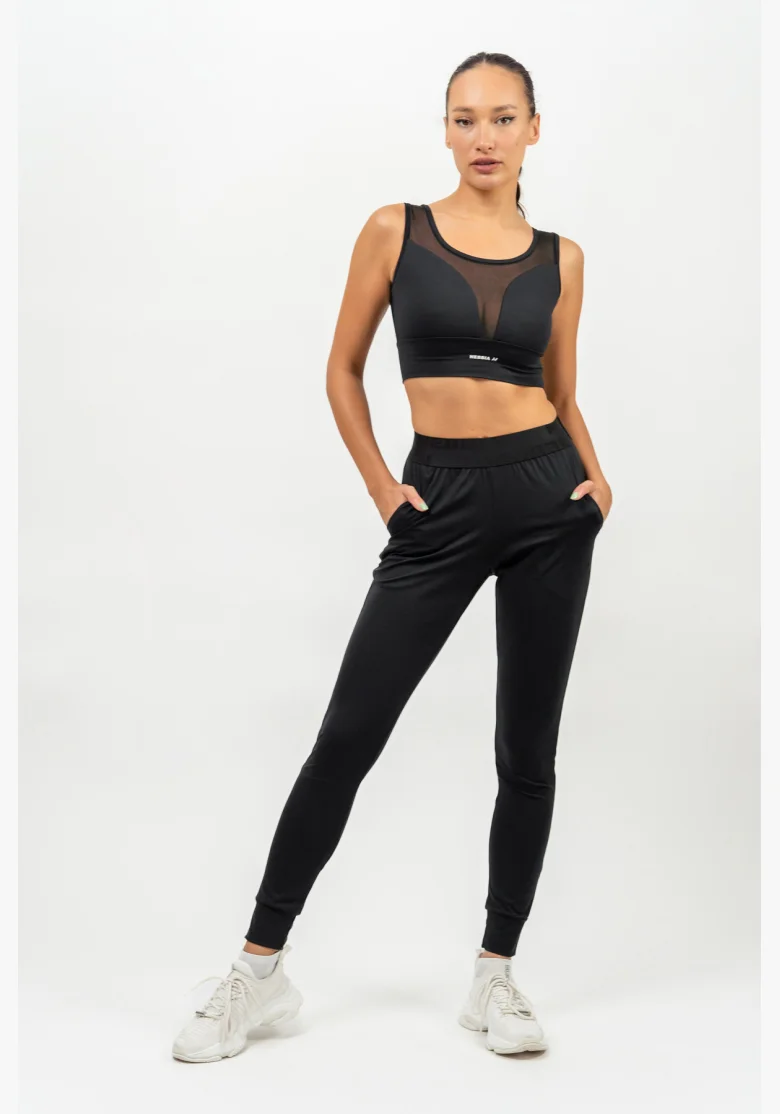 NEBBIA • Slim fit legíny s kapsami GYM SPIRIT černá • Nebshop.cz