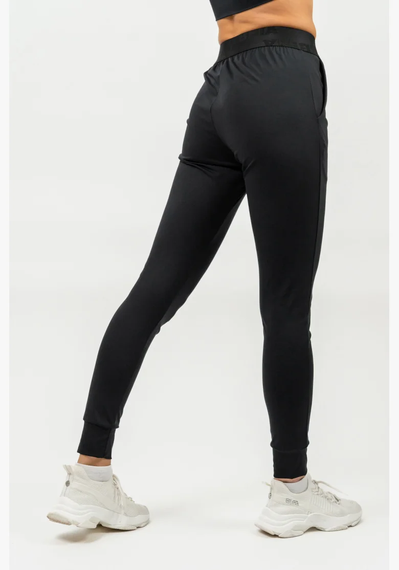 NEBBIA • Slim fit legíny s kapsami GYM SPIRIT černá • Nebshop.cz
