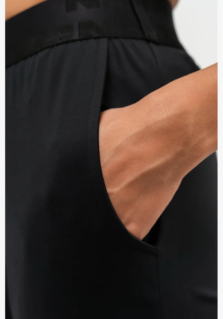 NEBBIA • Slim fit legíny s kapsami GYM SPIRIT černá • Nebshop.cz