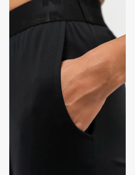 NEBBIA • Slim fit legíny s kapsami GYM SPIRIT černá • Nebshop.cz