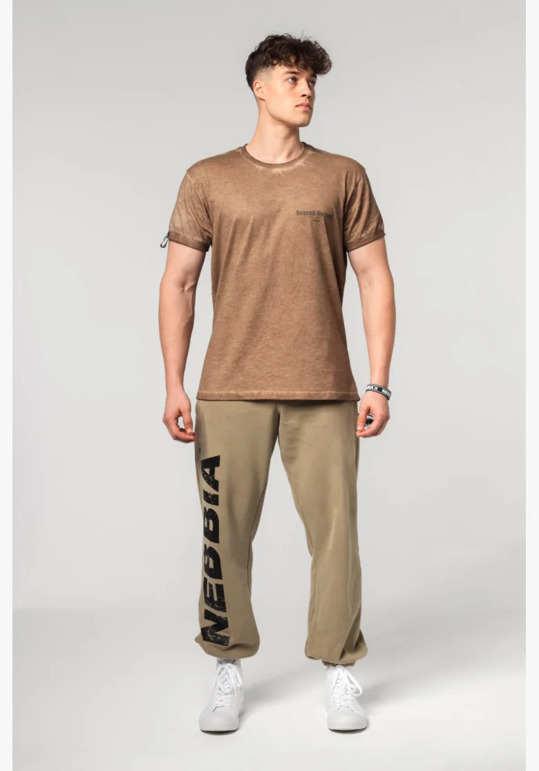 NEBBIA • NEBBIA Washed-off bavlnený tričko MAX OUT hnědé • Nebshop.cz