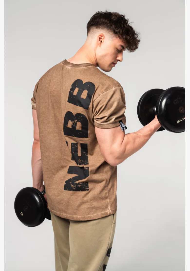 NEBBIA • NEBBIA Washed-off bavlnený tričko MAX OUT hnědé • Nebshop.cz