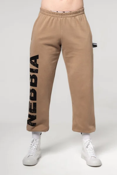 NEBBIA • NEBBIA Volné baggy tepláky s kapsami GYM BRO hnědé • Nebshop.cz