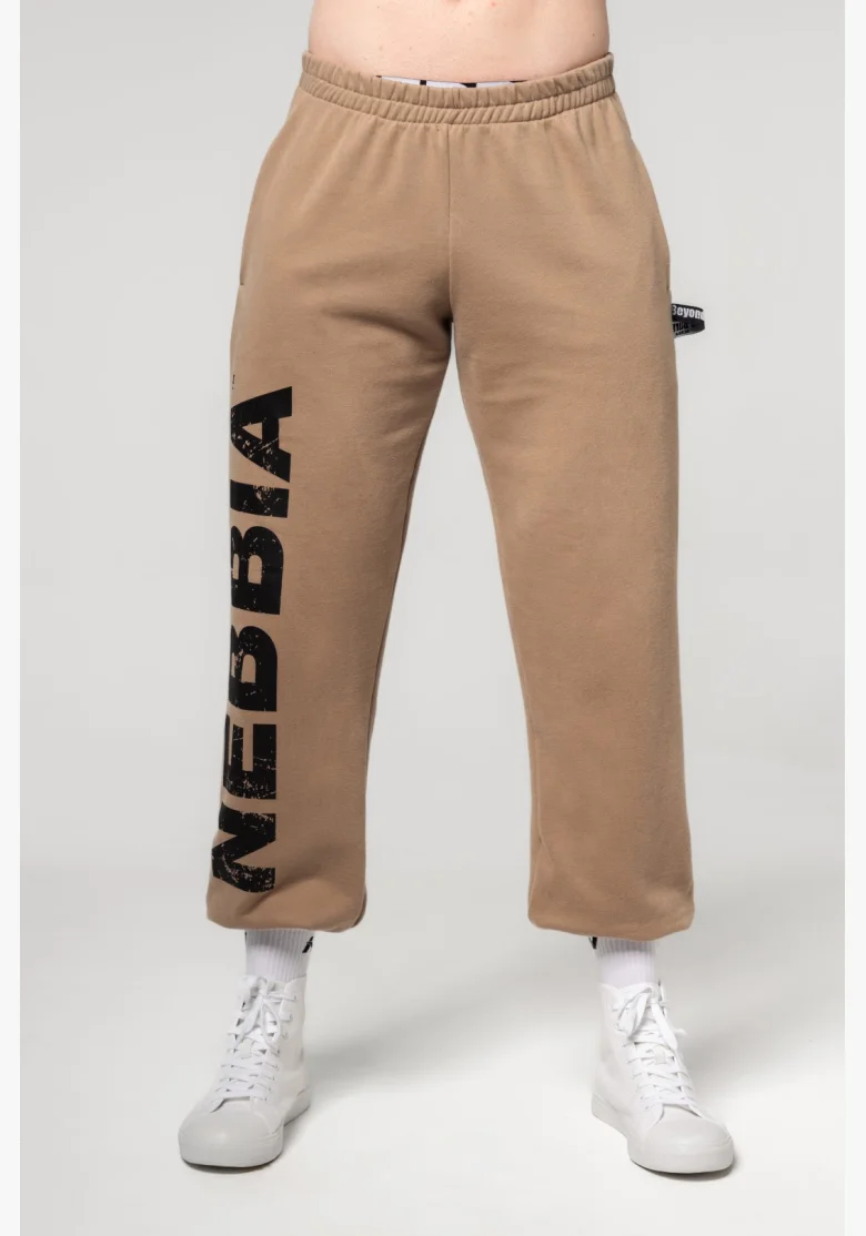 NEBBIA • NEBBIA Volné baggy tepláky s kapsami GYM BRO hnědé • Nebshop.cz