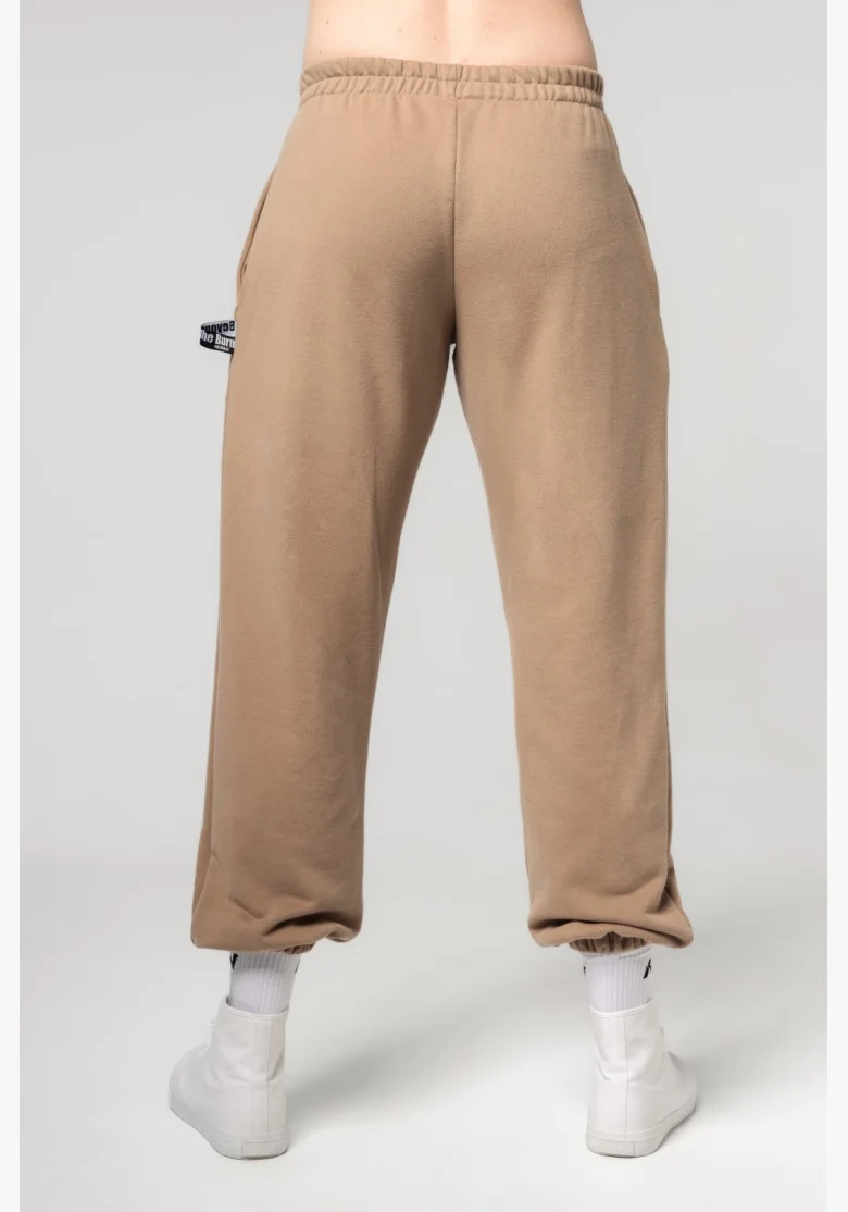 NEBBIA • NEBBIA Volné baggy tepláky s kapsami GYM BRO hnědé • Nebshop.cz