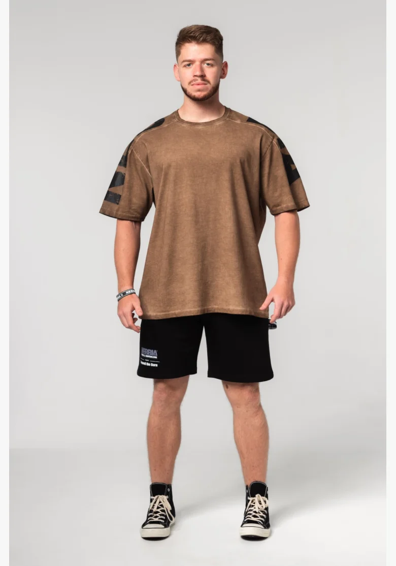 NEBBIA • NEBBIA Washed-off oversized tričko LIFTING CLUB hnědé • Nebshop.cz