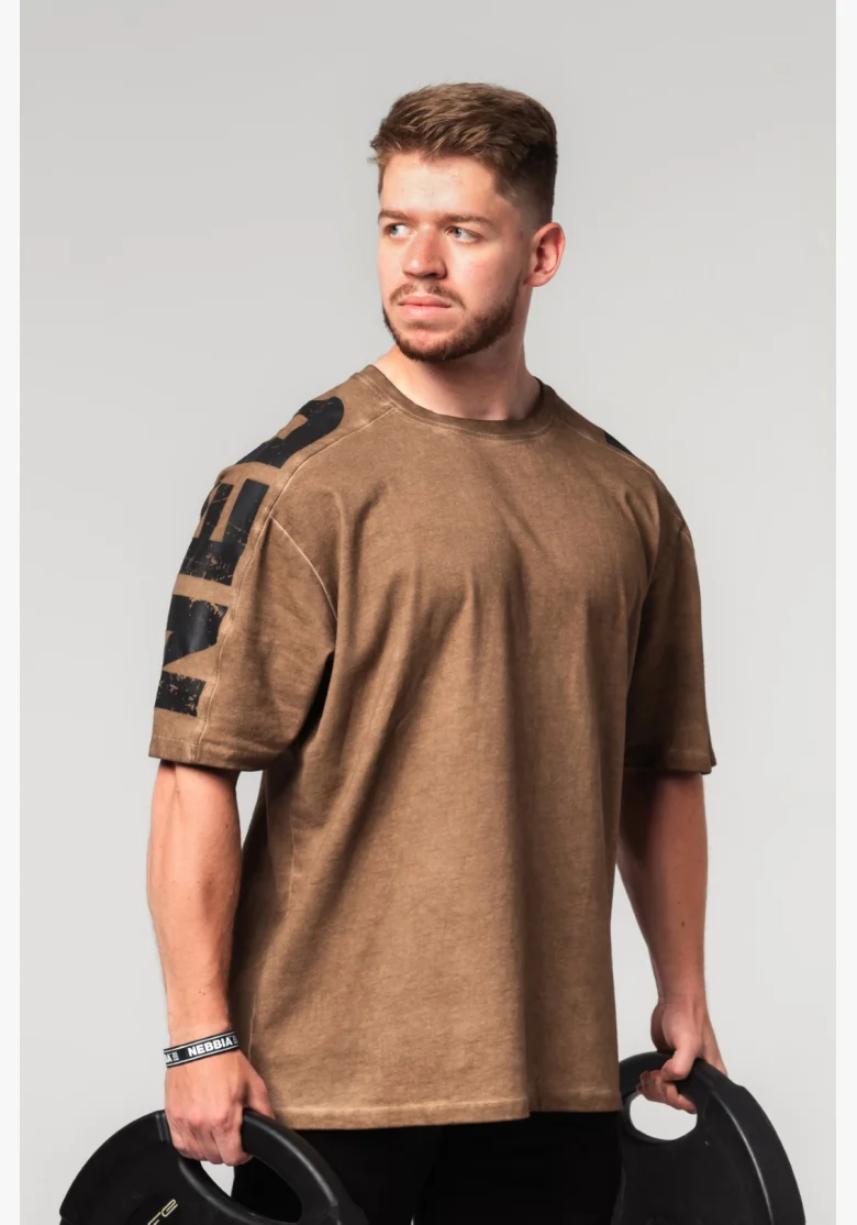 NEBBIA • NEBBIA Washed-off oversized tričko LIFTING CLUB hnědé • Nebshop.cz