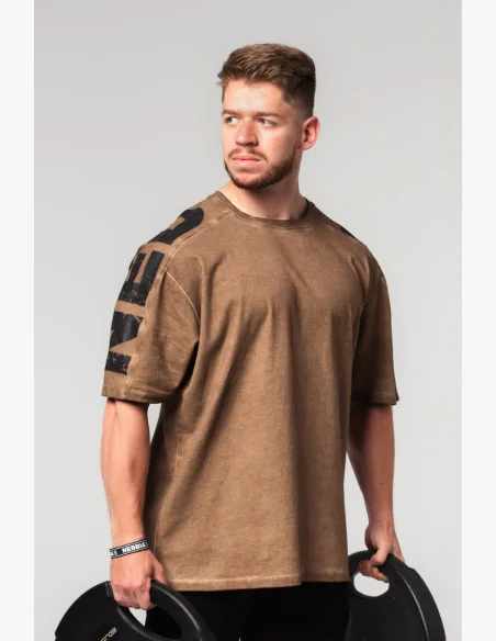 NEBBIA • NEBBIA Washed-off oversized tričko LIFTING CLUB hnědé • Nebshop.cz