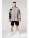 Extra oversized mikina s kapucí tě opticky zvětší. Nedokončené „raw" šití přináší atmosféru ikonických 90. let v gymu.