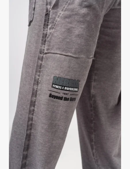 NEBBIA • NEBBIA Washed-off tepláky s kapsami NO SHORTCUTS šedé • Nebshop.cz