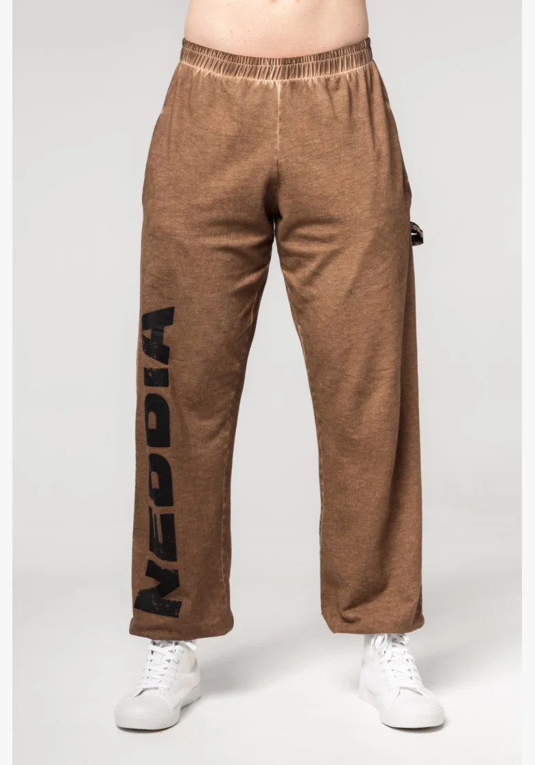 NEBBIA • NEBBIA Washed-off volné baggy tepláky s kapsami GYM BRO hnědé • Nebshop.cz