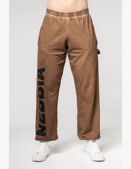 NEBBIA • NEBBIA Washed-off volné baggy tepláky s kapsami GYM BRO hnědé • Nebshop.cz