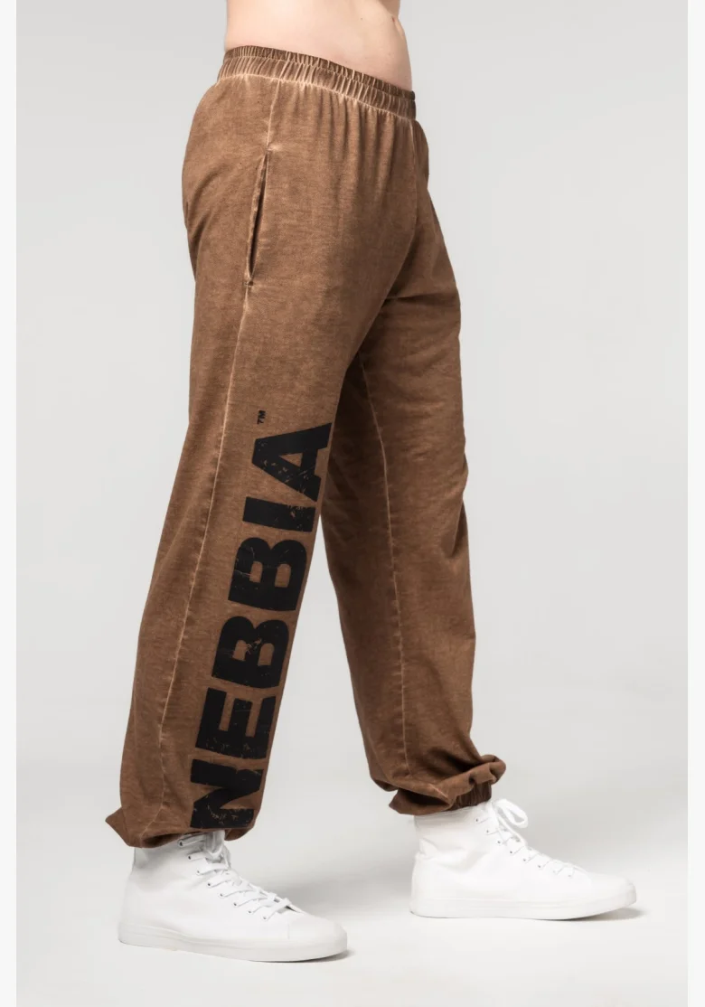 NEBBIA • NEBBIA Washed-off volné baggy tepláky s kapsami GYM BRO hnědé • Nebshop.cz