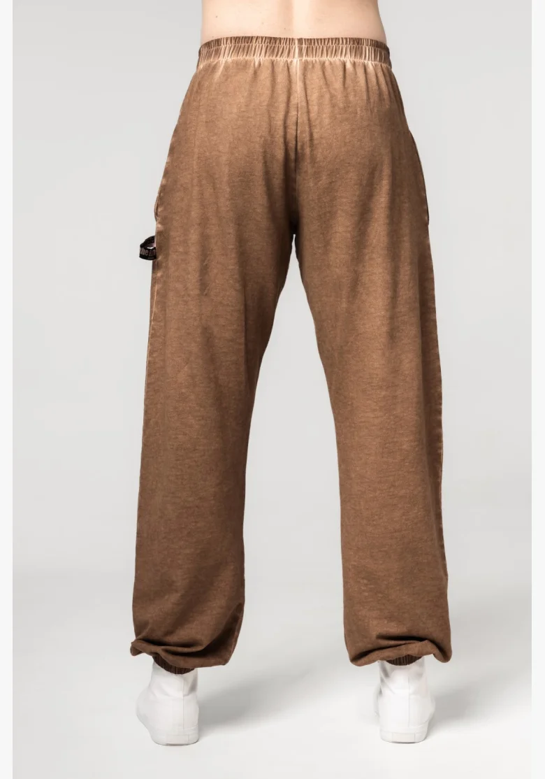 NEBBIA • NEBBIA Washed-off volné baggy tepláky s kapsami GYM BRO hnědé • Nebshop.cz