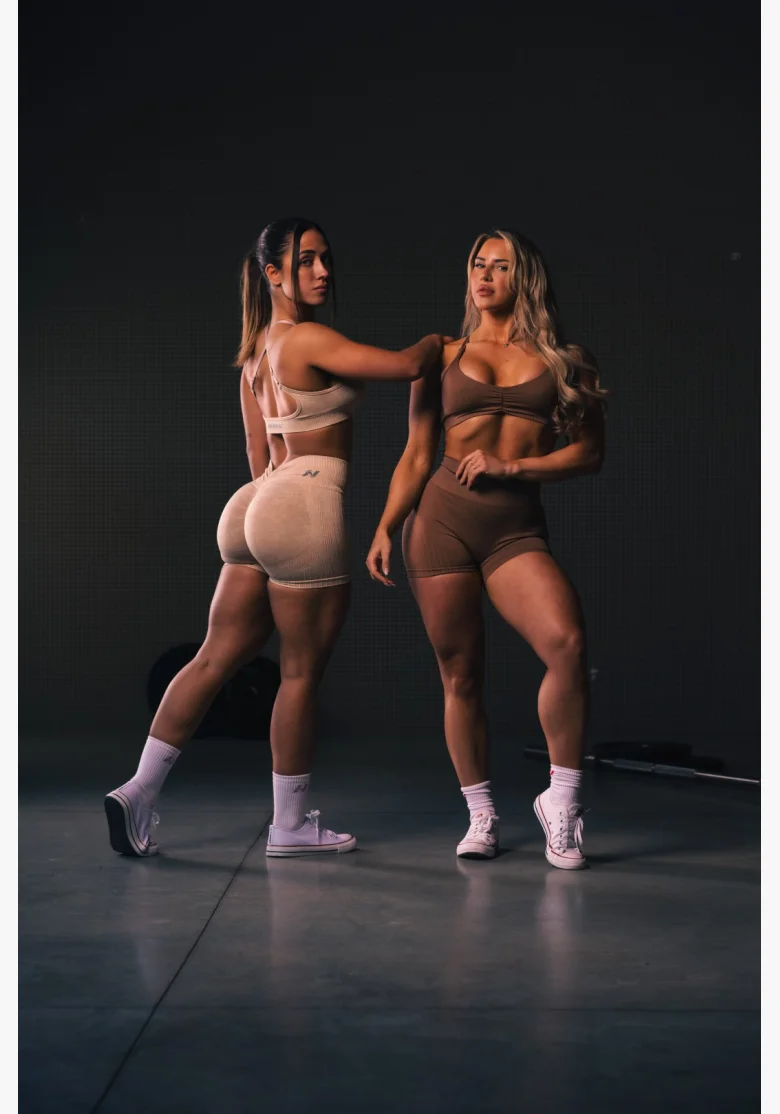 NEBBIA • NEBBIA Sportovní podprsenka se střední oporou  TOTALLY SEAMLESS hnědá • Nebshop.cz