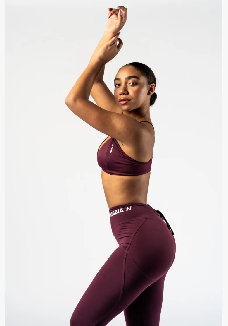 NEBBIA • NEBBIA Sportovní podprsenka se střední oporou TWIST-KNOT bordová • Nebshop.cz