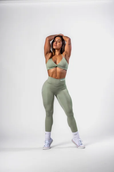 NEBBIA • NEBBIA Sportovní podprsenka se střední oporou TWIST-KNOT světle zelená • Nebshop.cz 2