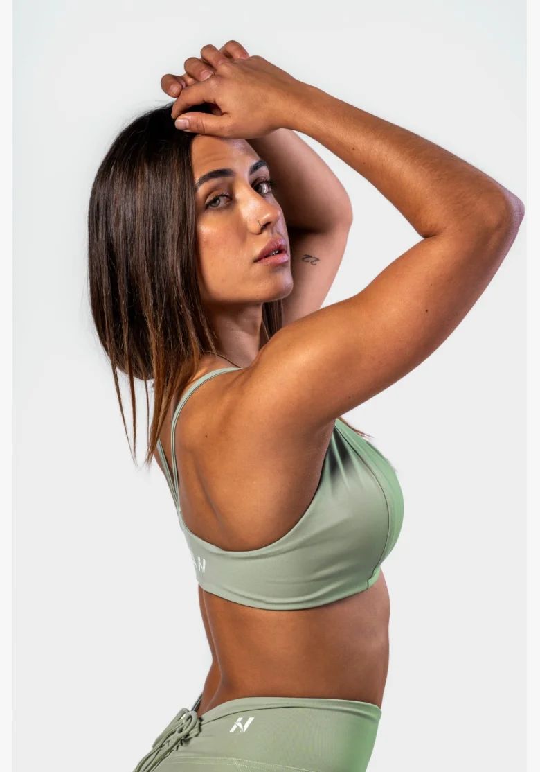 NEBBIA • NEBBIA Sportovní podprsenka se střední oporou TWIST-KNOT světle zelená • Nebshop.cz