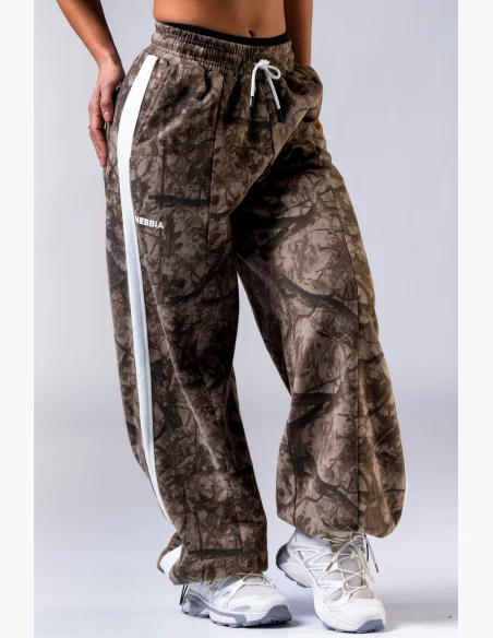 NEBBIA Oversized tepláky POWER camo bledé