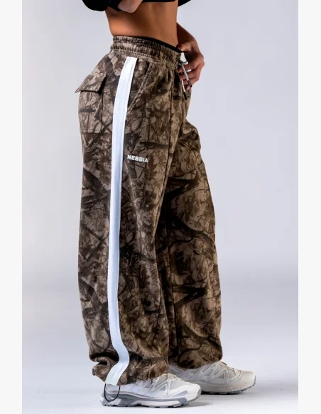 NEBBIA Oversized tepláky POWER camo bledé