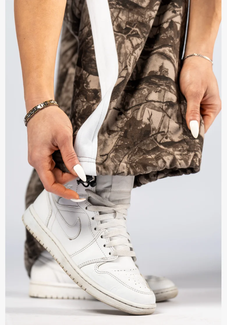 NEBBIA Oversized tepláky POWER camo bledé
