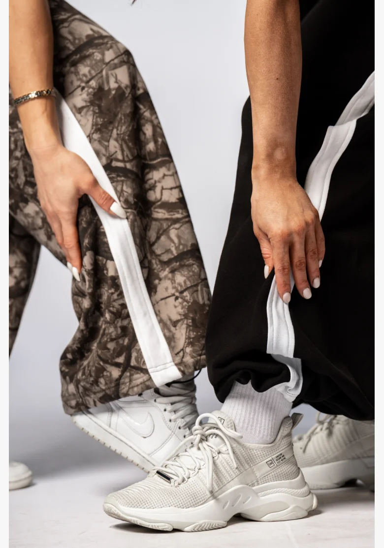 NEBBIA Oversized tepláky POWER camo bledé