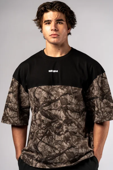 NEBBIA Oversized triko POWER camo bledé