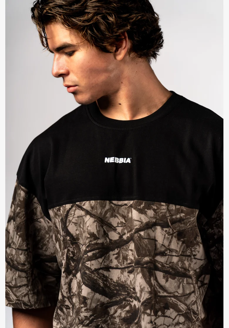 NEBBIA Oversized triko POWER camo bledé