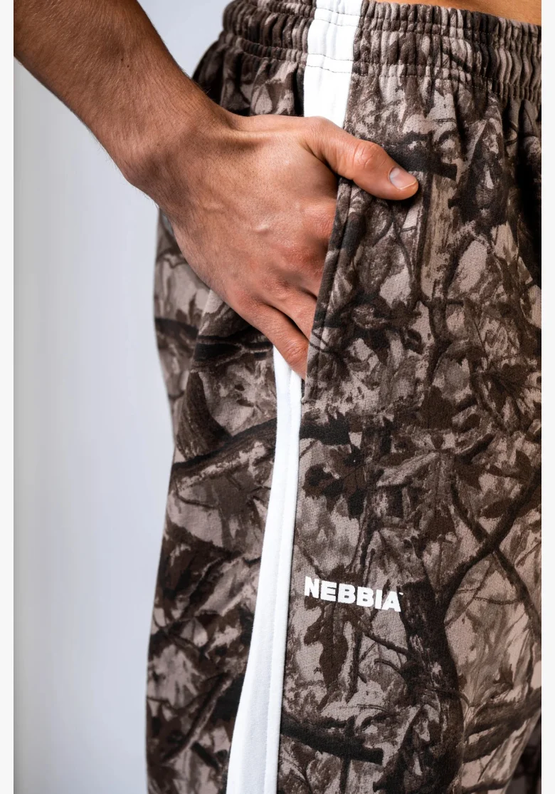 NEBBIA Relaxed fit tepláky POWER camo bledé